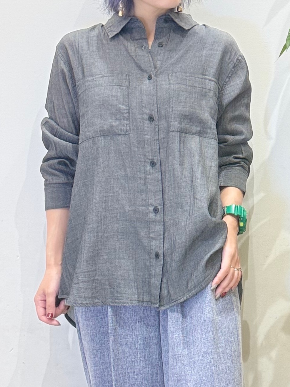 misakiさんの「SHOO･LA･RUE｜【綿100%/UV/S-LL/体型カバー】ヒップが隠せる 柔らかシアーデニムシャツ」を使ったコーディネート