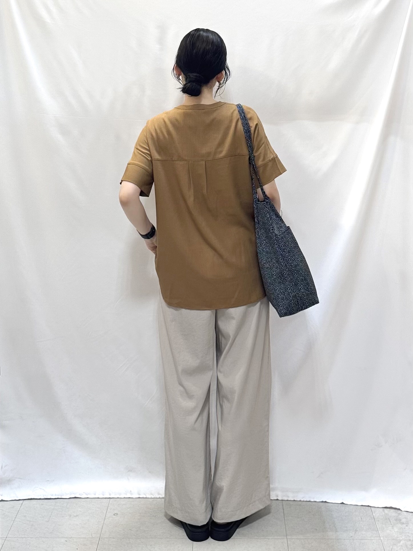 𝐇𝐢𝐫𝐨𝐦𝐢さんの「SHOO･LA･RUE｜【洗濯後しわになりにくい/ひんやり/UV/吸水速乾】Wポケットが目を引く オンオフ使えるスキッパーブ」を使ったコーディネート