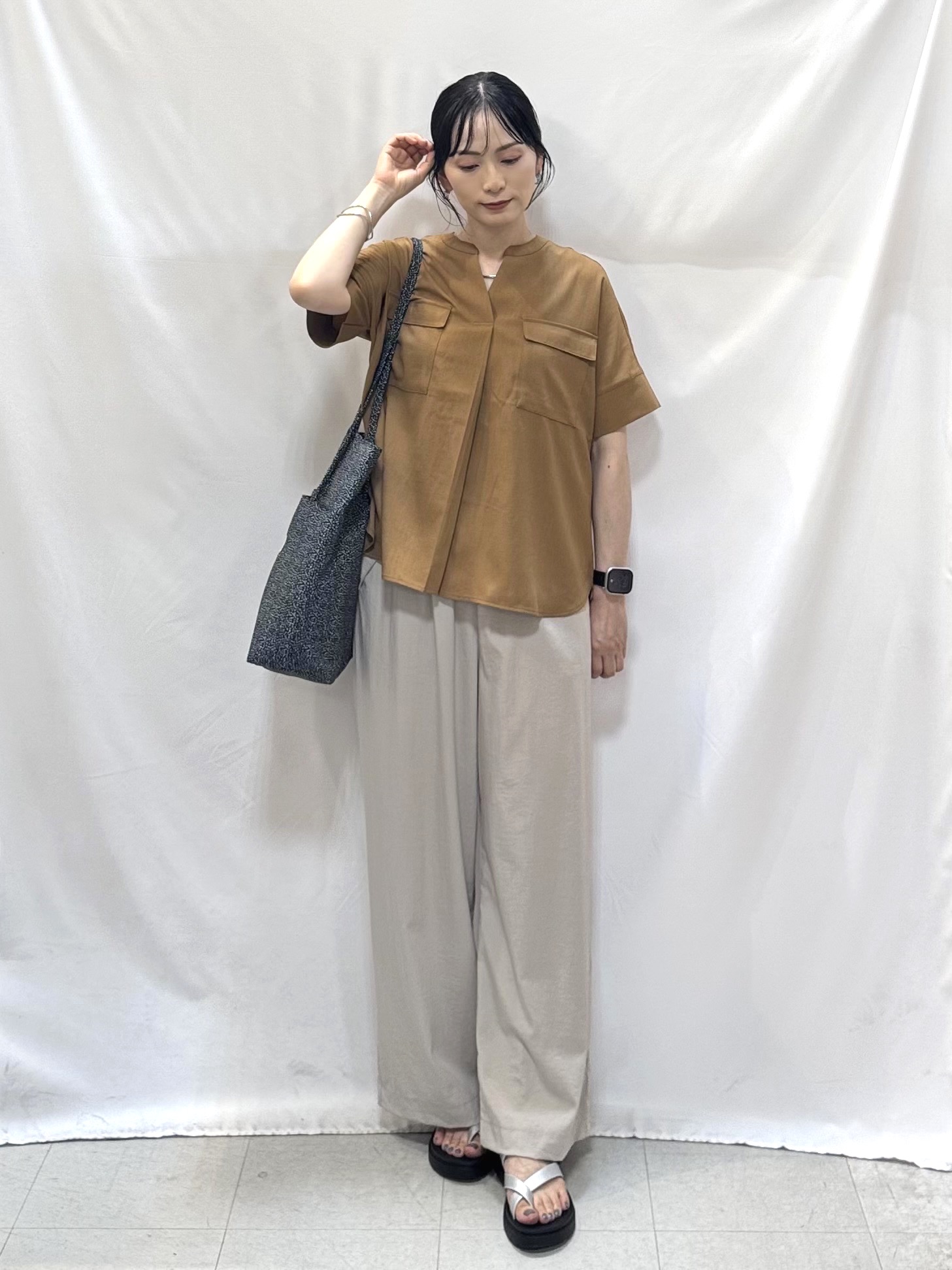 𝐇𝐢𝐫𝐨𝐦𝐢さんの「SHOO･LA･RUE｜【洗濯後しわになりにくい/ひんやり/UV/吸水速乾】Wポケットが目を引く オンオフ使えるスキッパーブ」を使ったコーディネート