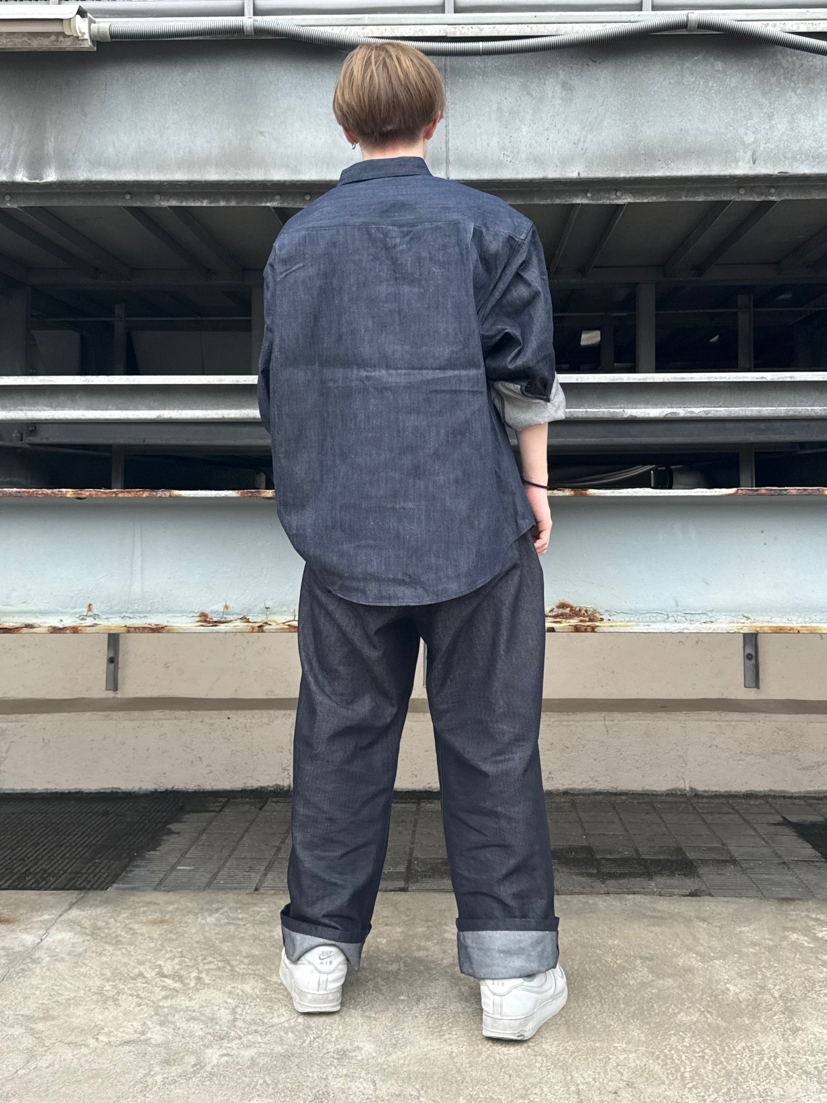 カネダさんの「tk.TAKEO KIKUCHI｜【色褪せしにくいデニム】Comfy Fadeless Denim Seriesバレルデニム」を使ったコーディネート