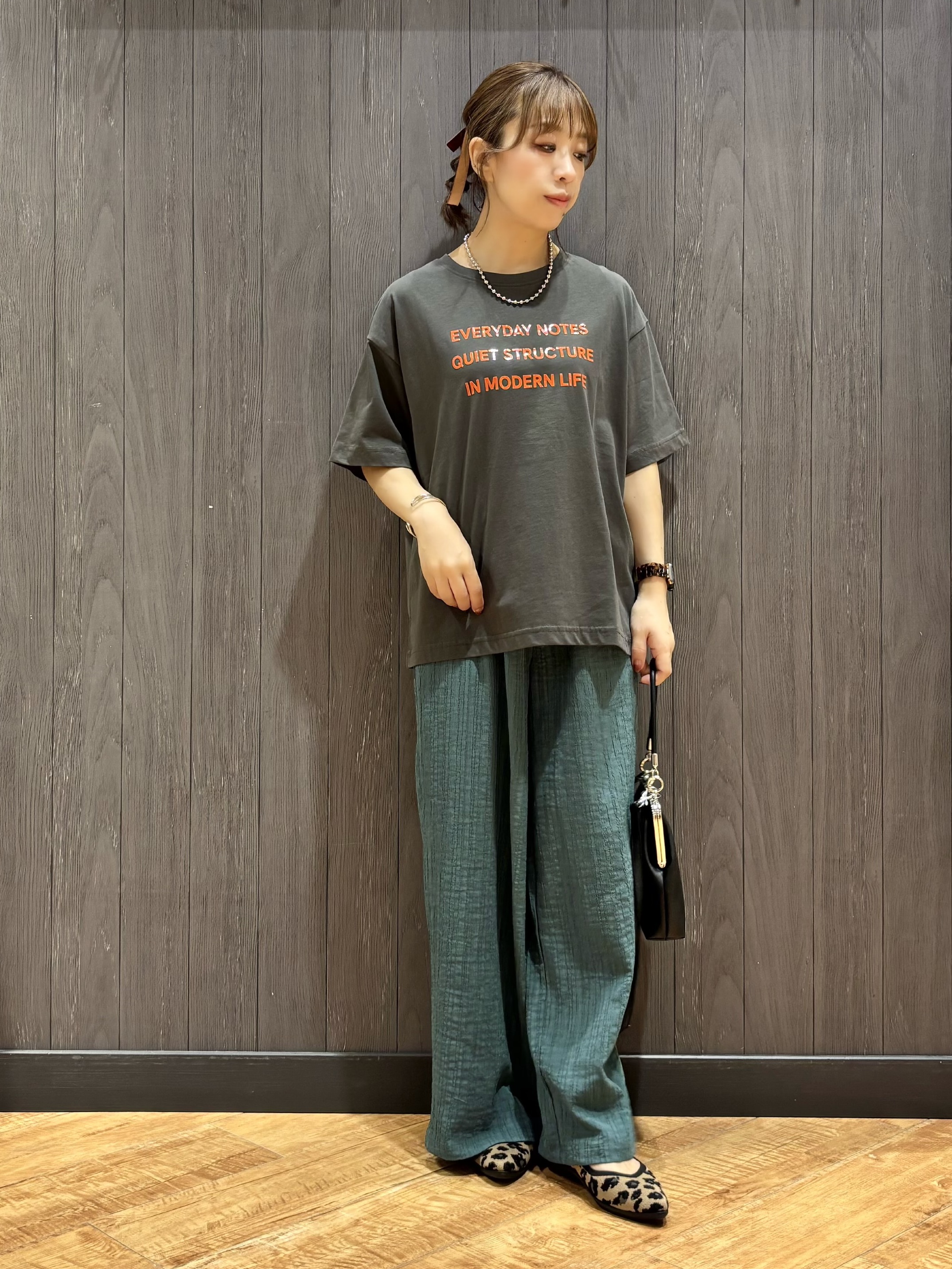meiさんの「SHOO･LA･RUE｜【S-LL/洗濯機可】大人っぽく着られる ジェルロゴプリントTシャツ」を使ったコーディネート