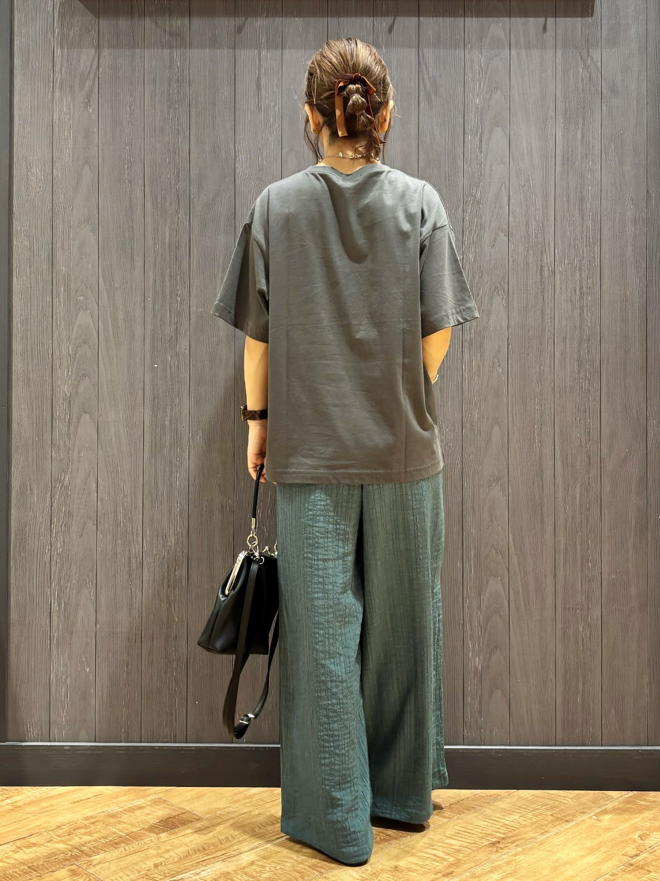meiさんの「SHOO･LA･RUE｜【S-LL/洗濯機可】大人っぽく着られる ジェルロゴプリントTシャツ」を使ったコーディネート