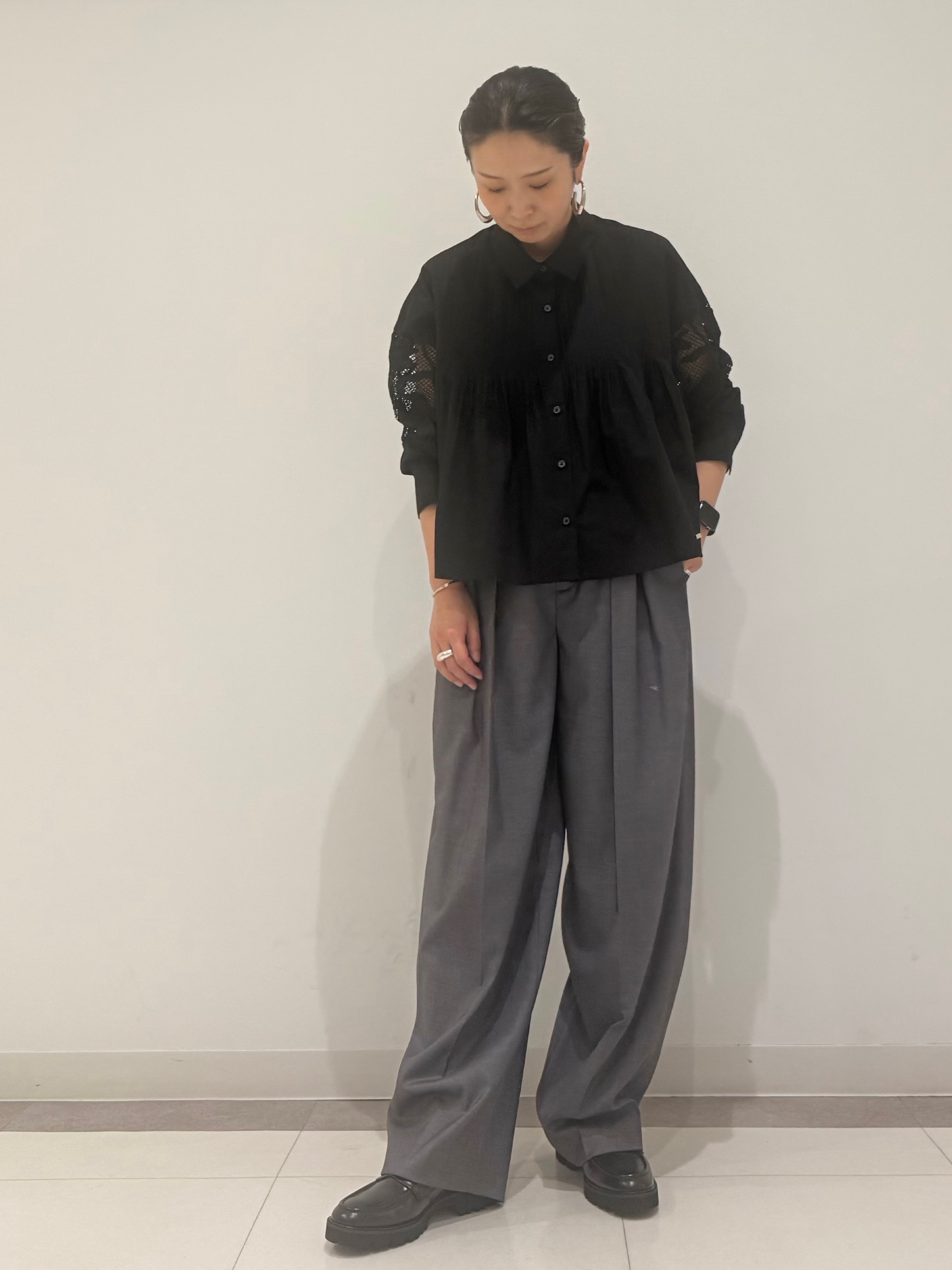 MIYAKAWAさんの「DRESSTERIOR｜【着映え】シアーレーススリーブ ピンタック クロップドシャツ」を使ったコーディネート