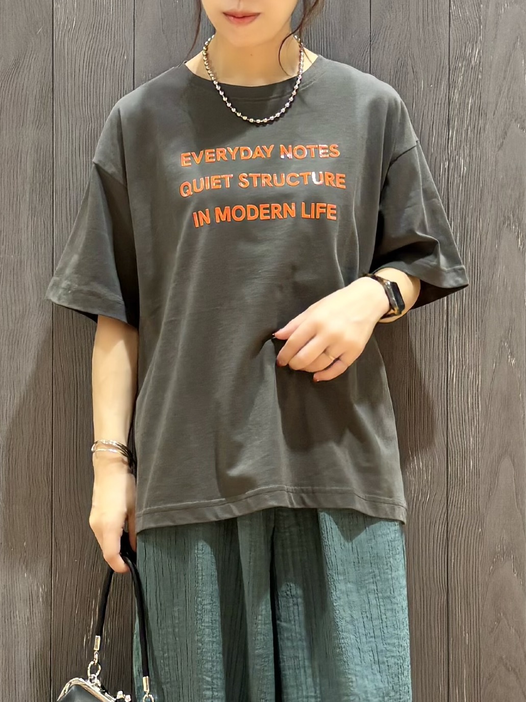 meiさんの「SHOO･LA･RUE｜【S-LL/洗濯機可】大人っぽく着られる ジェルロゴプリントTシャツ」を使ったコーディネート